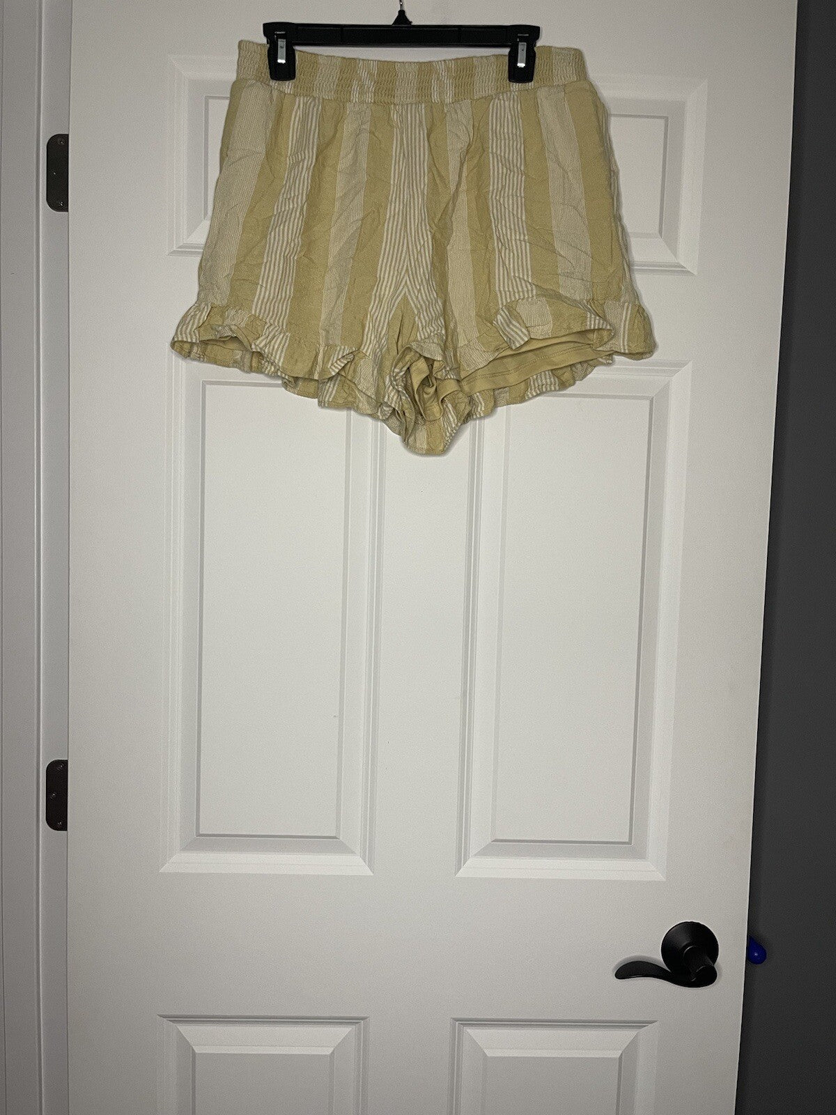 American Eagle shorts large yellow beige striped NWT