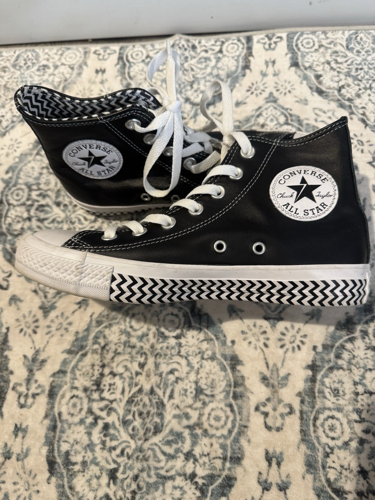 Converse High Tops Black Pleather W White Size 7 In Excellent Condition 
