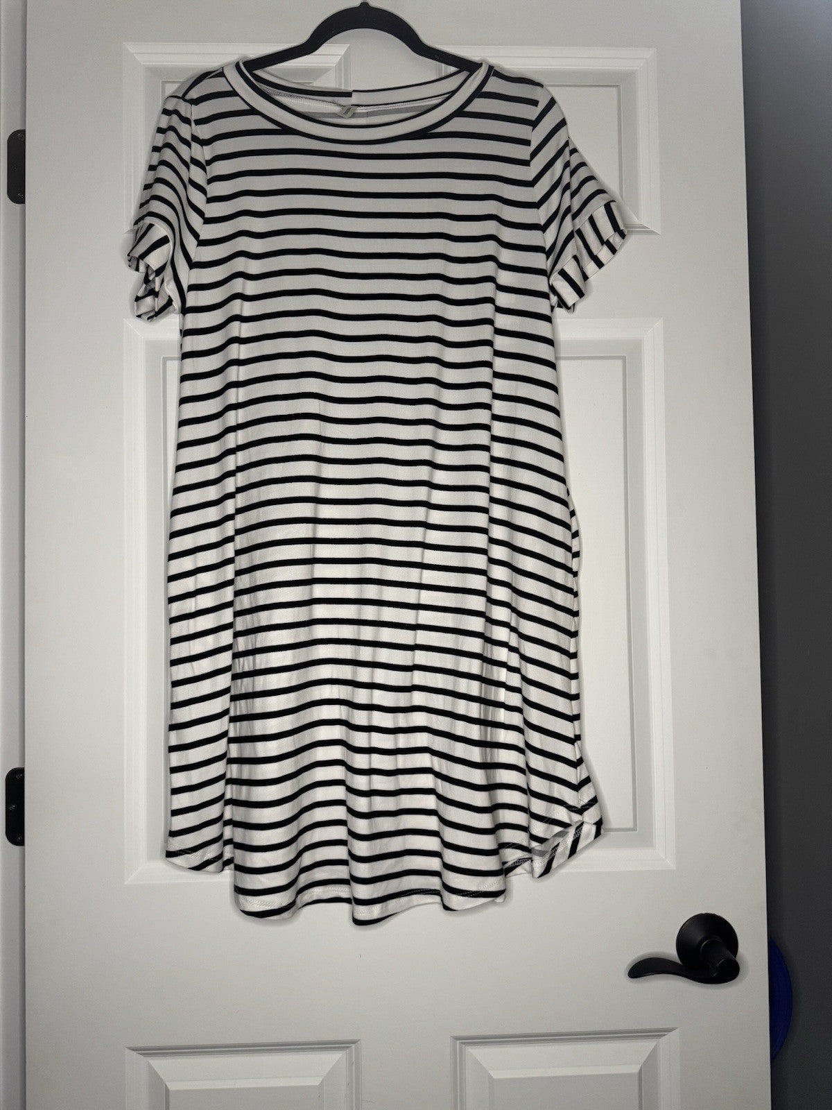 Emerald Short Sleeve Dress White W Black Stripe Button Decor Back 