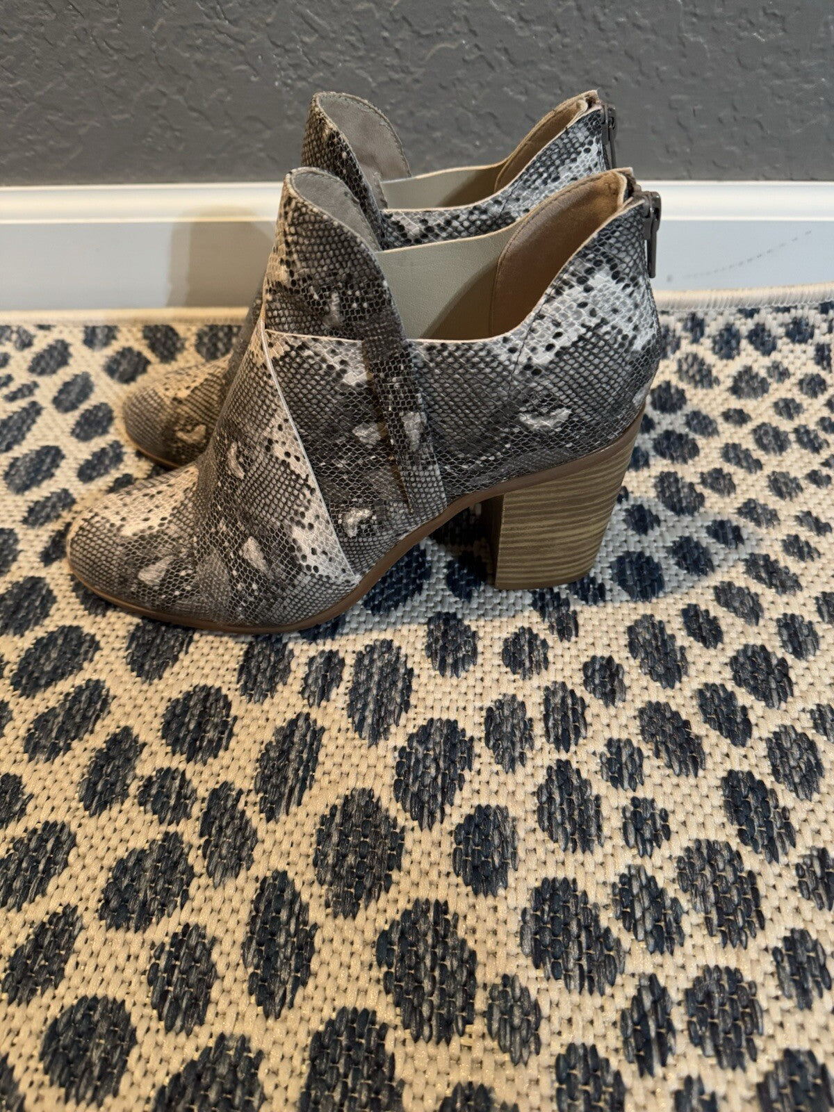 Born In California Booties Booties Snakeskin Type Print Gray Taupe Cream 7.5 
