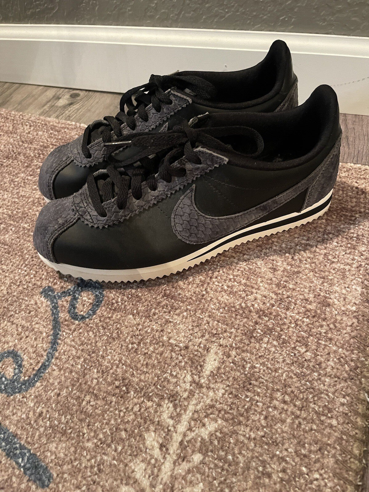 Nike Cortez Sneakers Black With Gray Snakeskin 8.5 Excellent Condition
