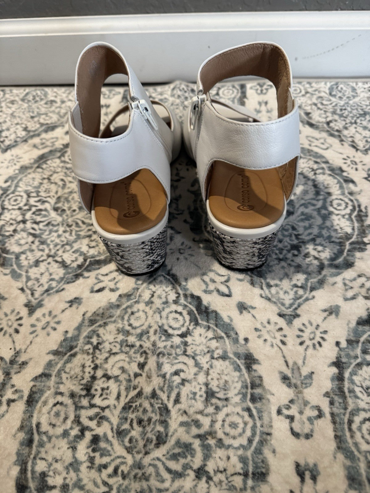 Corso Como Strappy Sandals Size 9 White W White Gray Snakeskin Heel