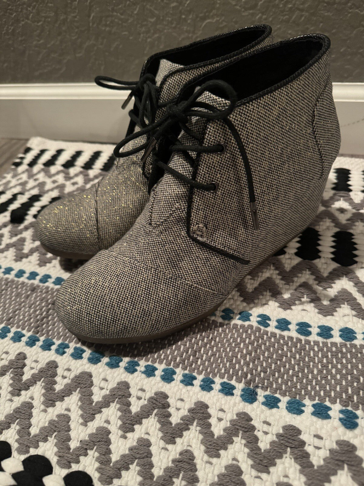 Toms Desert Wedge Black Gold Metallic Linen Booties Size 9 Excellent Condition