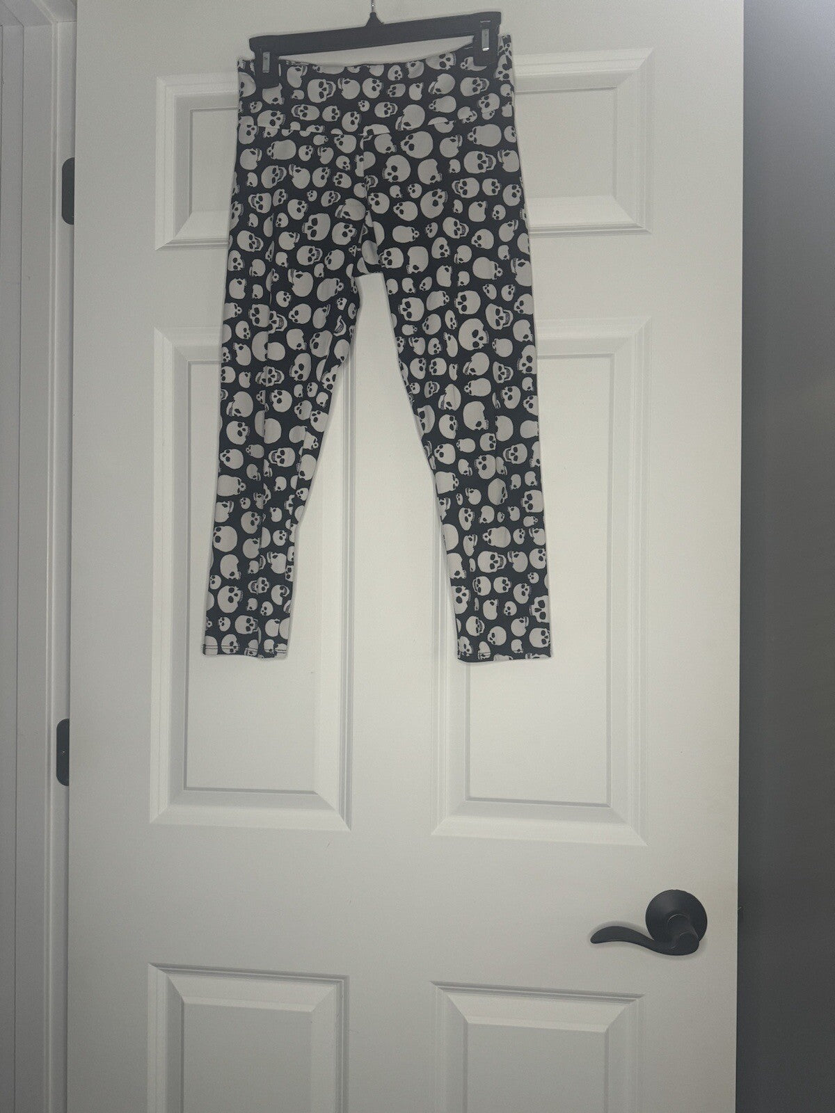 Onzie Capri Leggings Small/medium Black W Skull Print 