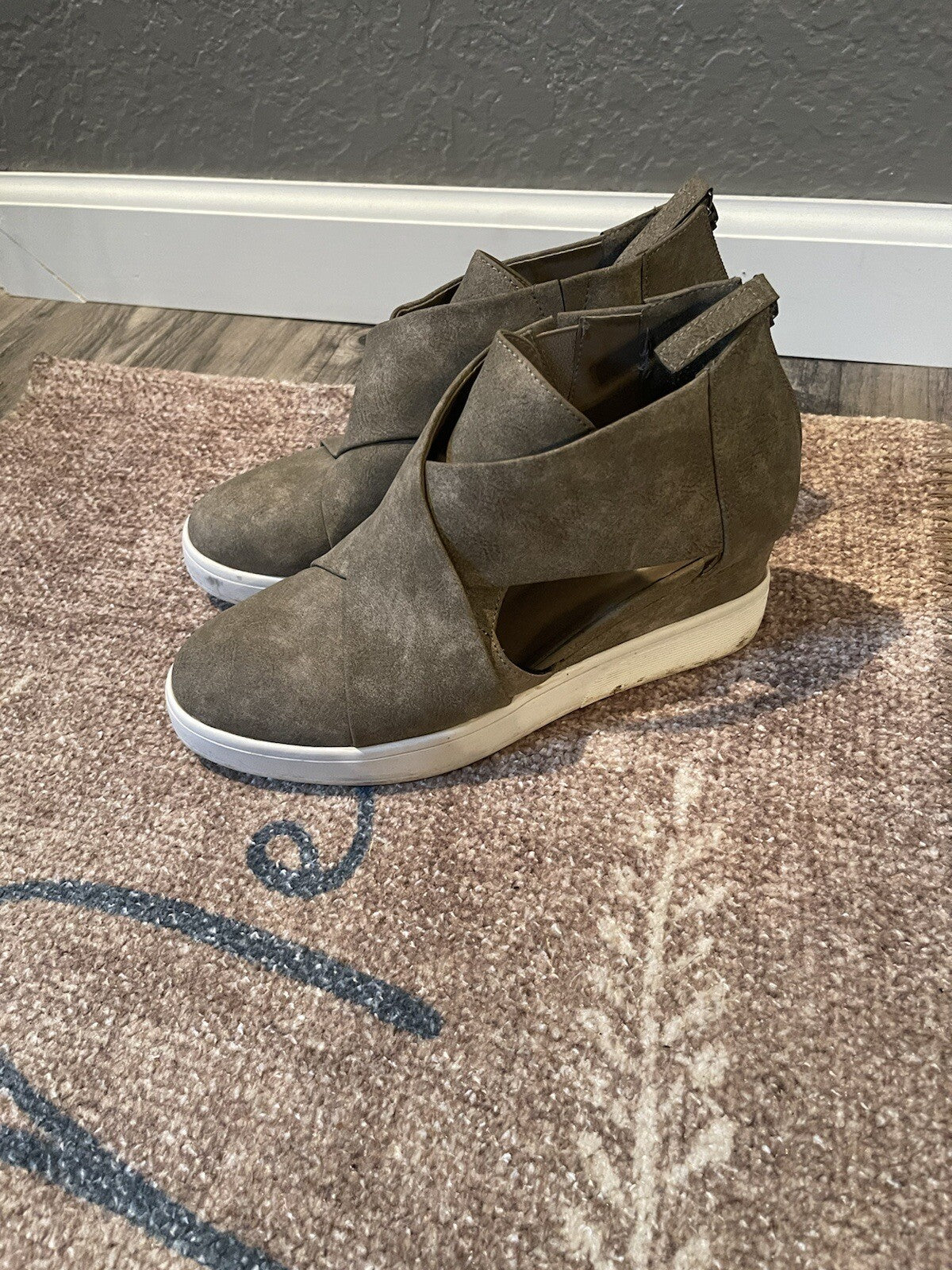 JG shoes size 8 taupe