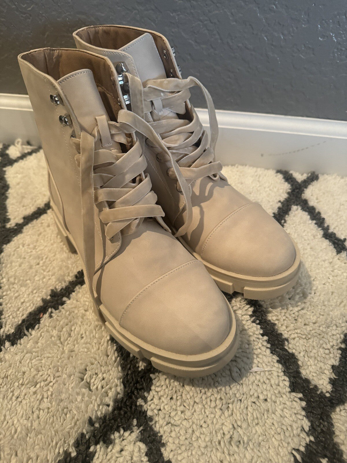 Shu Shop Zola Boots Size 7.5 Ivory Super Cute 