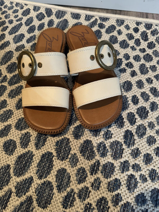 Zodiac Slip On Sandals  8 Cream W Decor Buckle Brand New