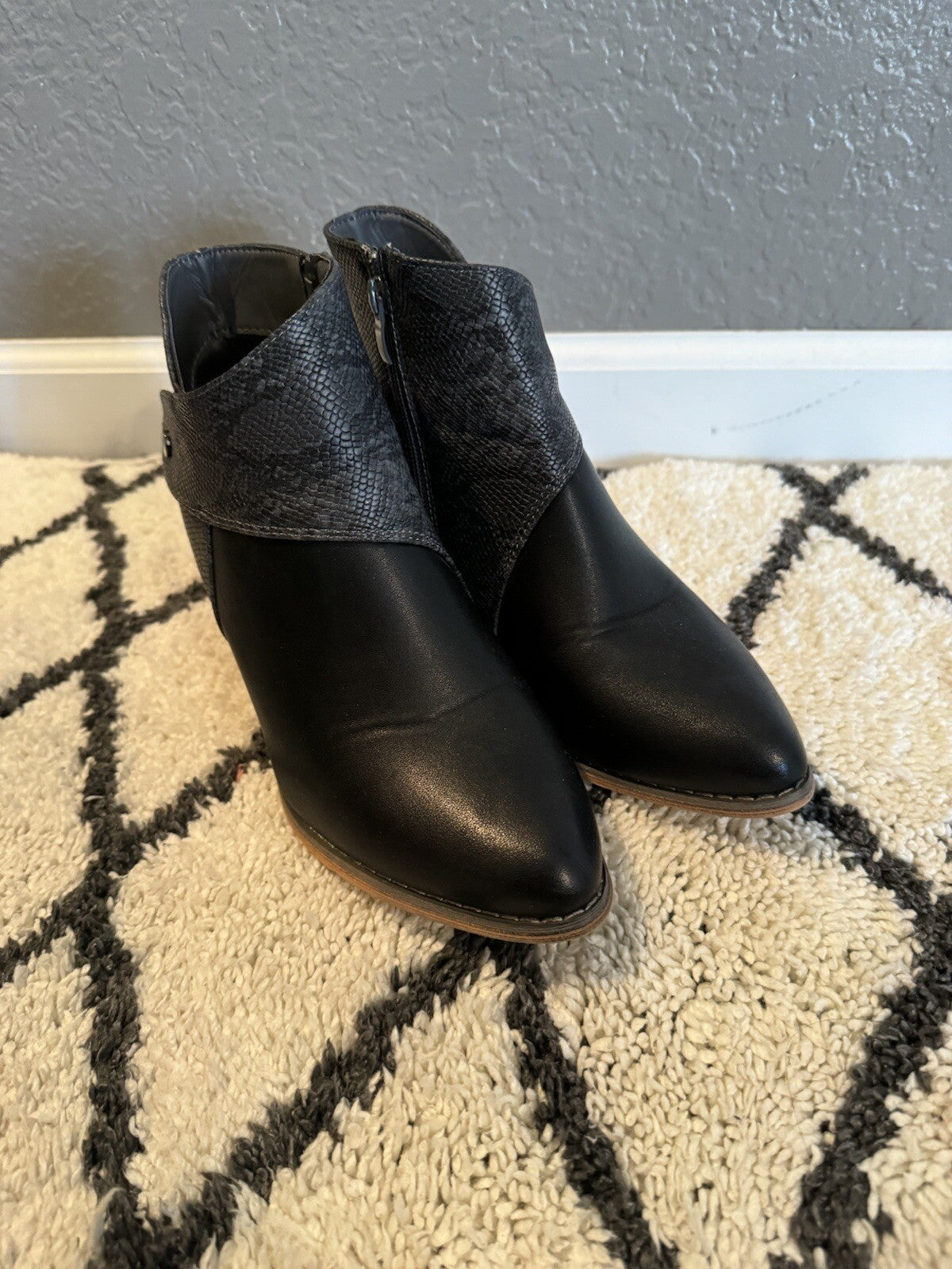 Tinstree Booties Size 8 Black W Gray Snakeskin Look 