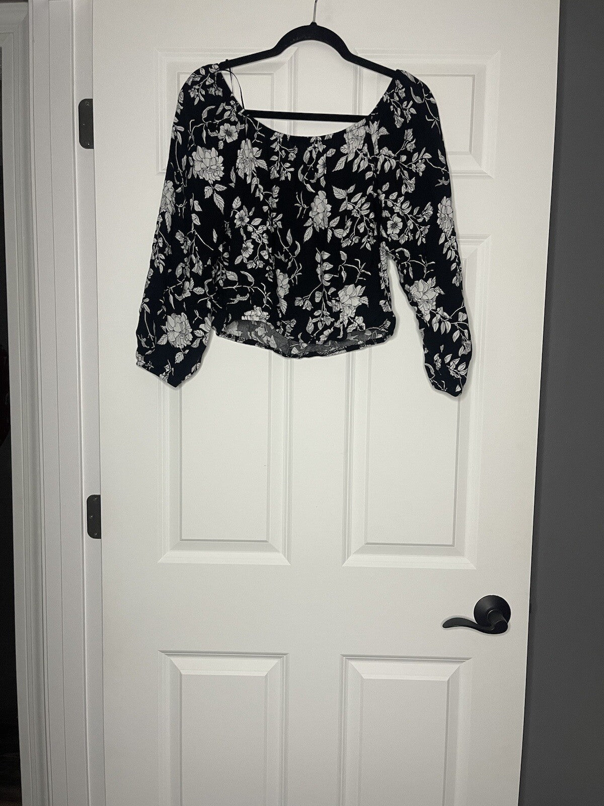 Mi ami 3/4 sleeve cropped top black with white floral xl NWT