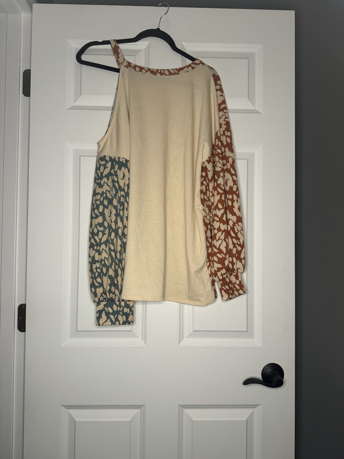 Bibi Long Sleeve Blouse Xl Cut Out Shoulder Tan Red Green Print 