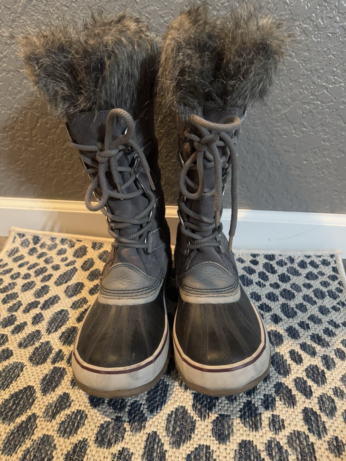 Sorel Winter Boots Size 10 Gray And Black W Fur 