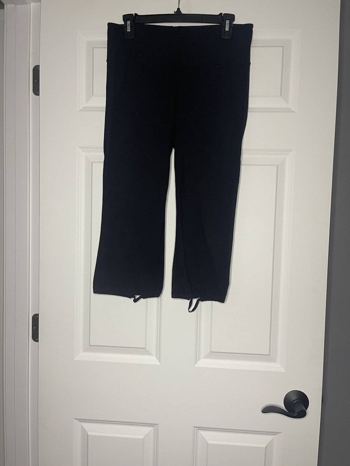 Lululemon Capri Leggings Size 8 Black Elastic At Bottom Of Legs 