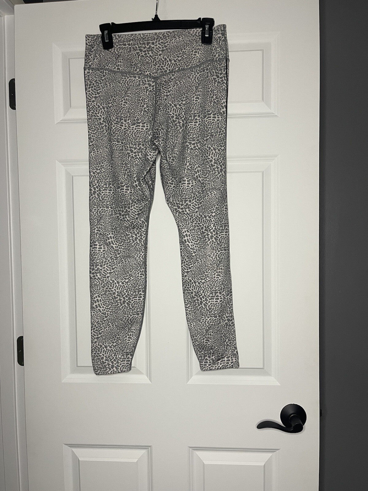 Nike dri fit 7’8 leggings large gray animal print