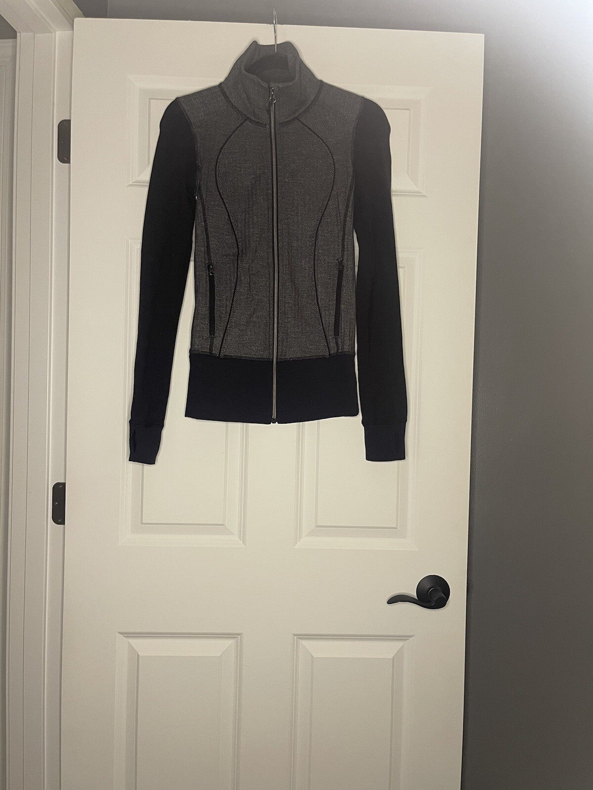 Lululemon Size 2 Zipup Black Gray Mix 