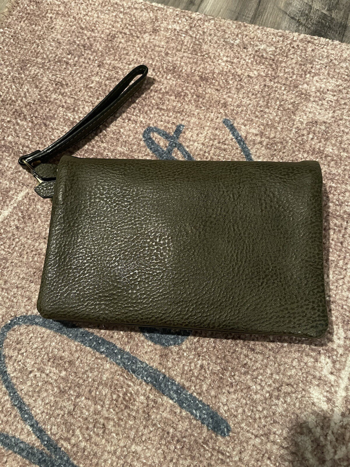 Joy wristlet green