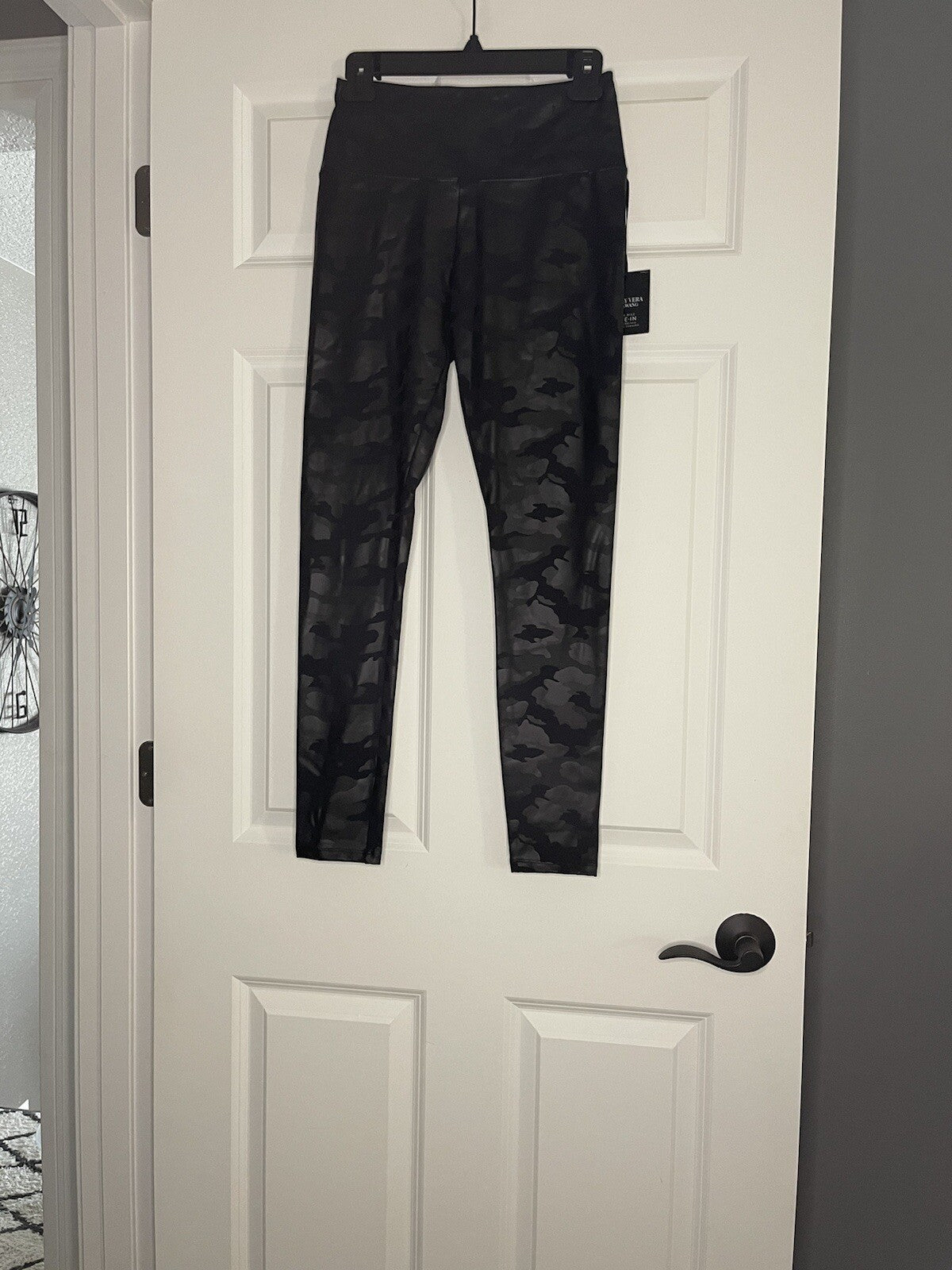 Simply Vera Wang Slimming Waistband Leggings Small Camo Print Black Nwt