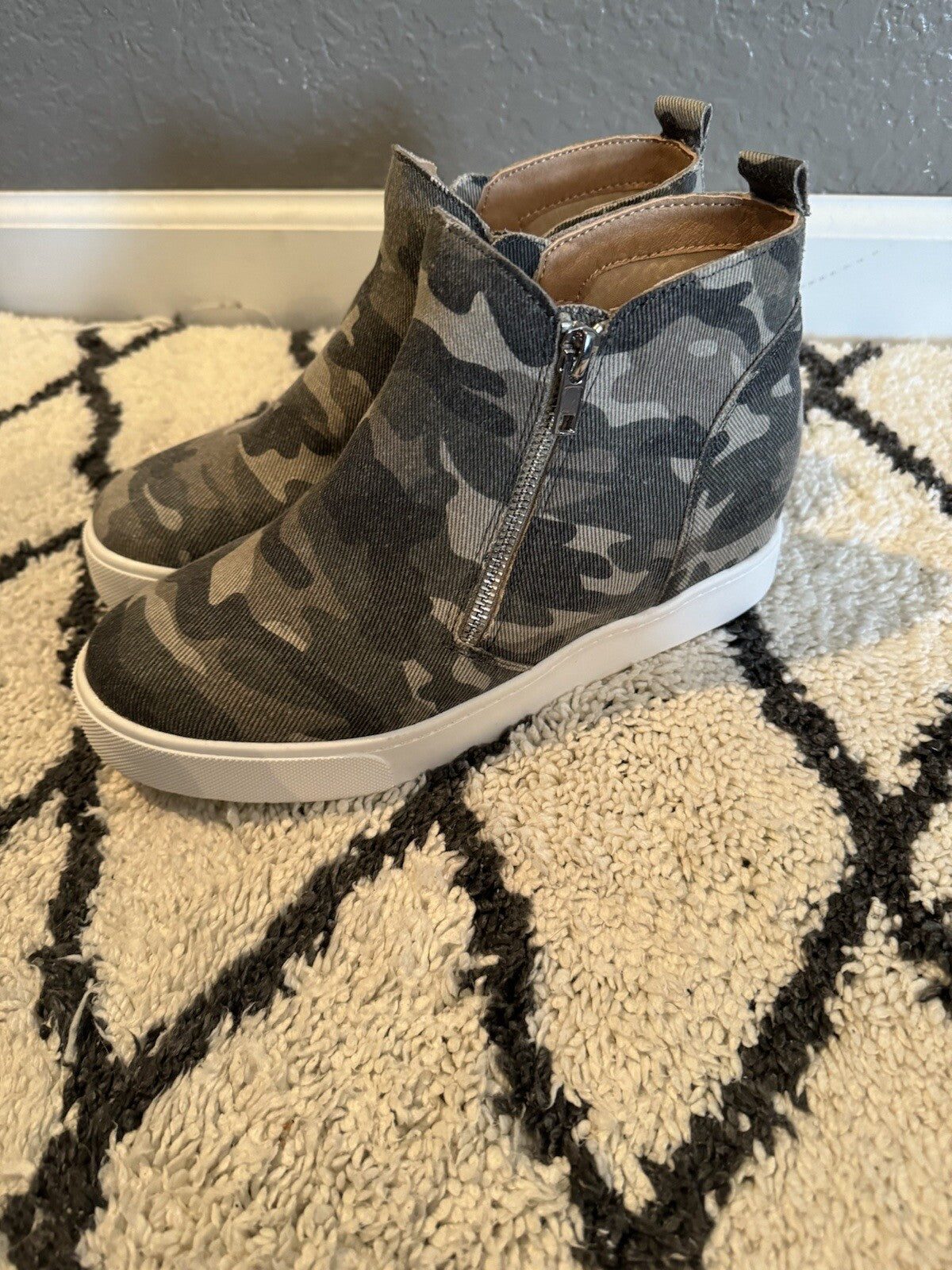 Soda Zip Up Loafers Size 8 Camo Print 