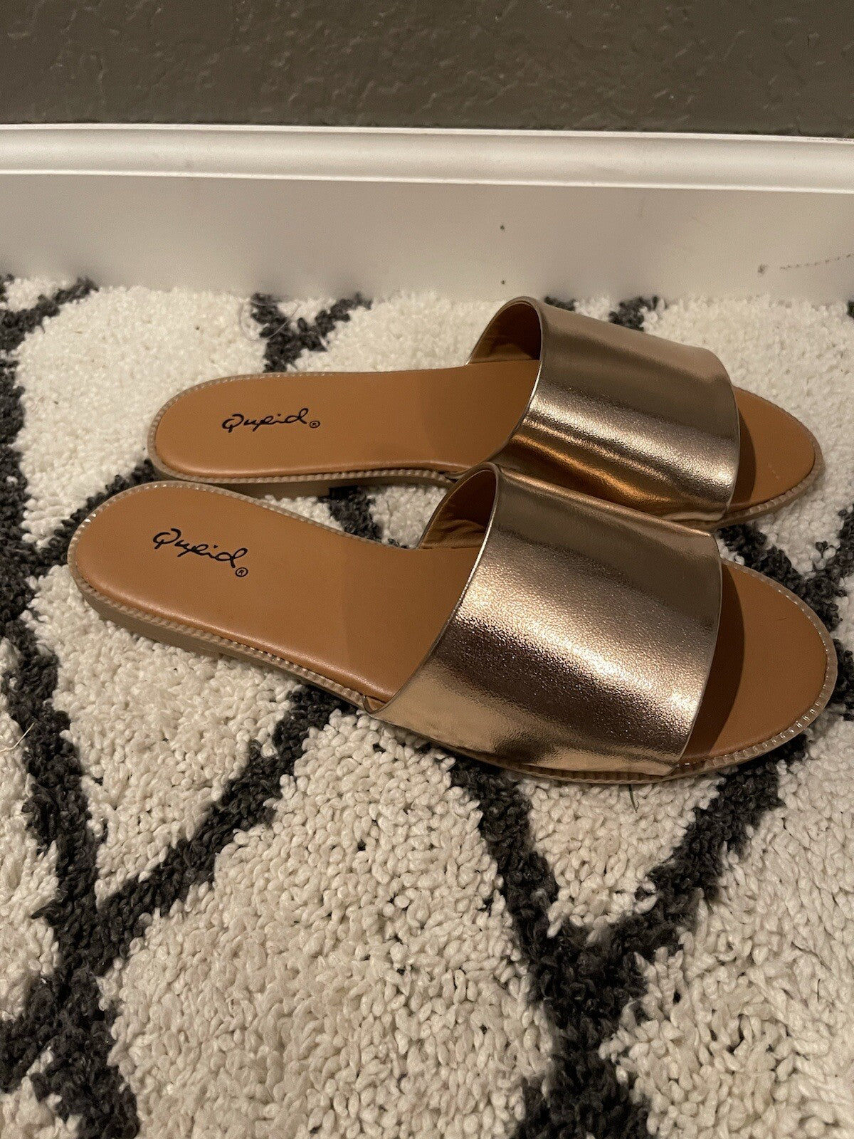 Quipid slide on sandals gold size 7 new