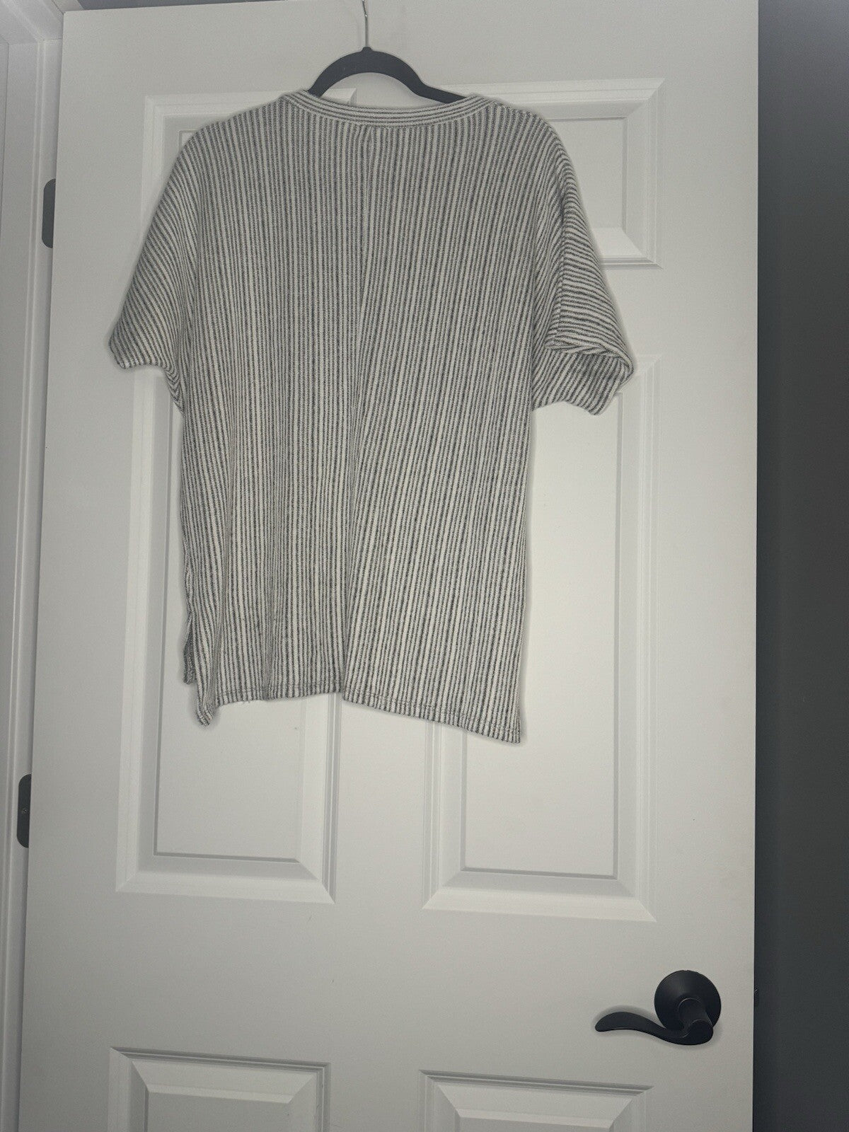 Bke Short Sleeve Top Large White Gray Stripe Slits In Sides 