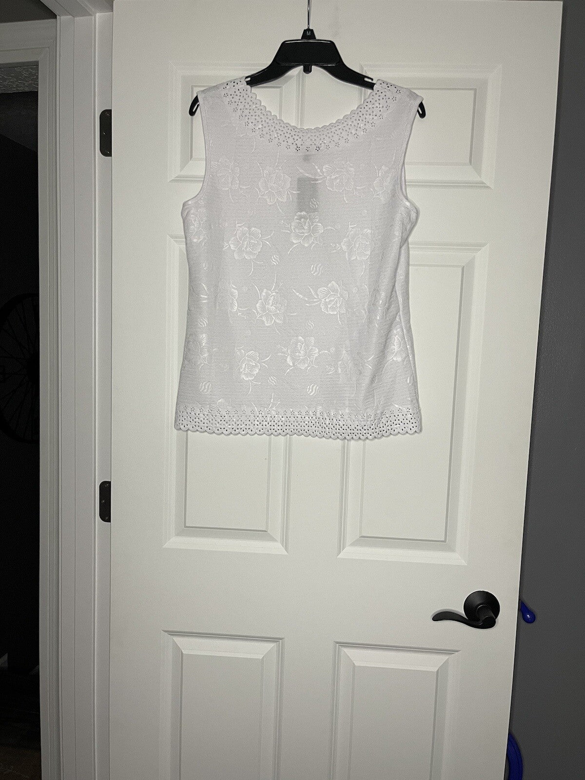 Chances R sleeveles blouse embossed white w floral print NWT