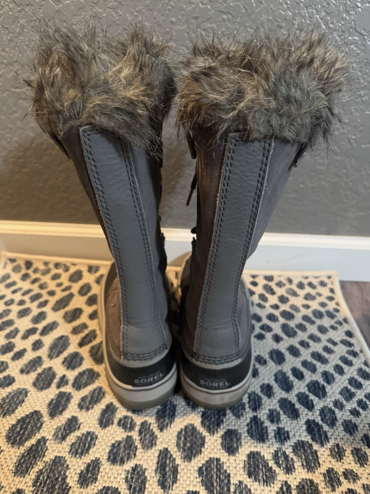 Sorel Winter Boots Size 10 Gray And Black W Fur 