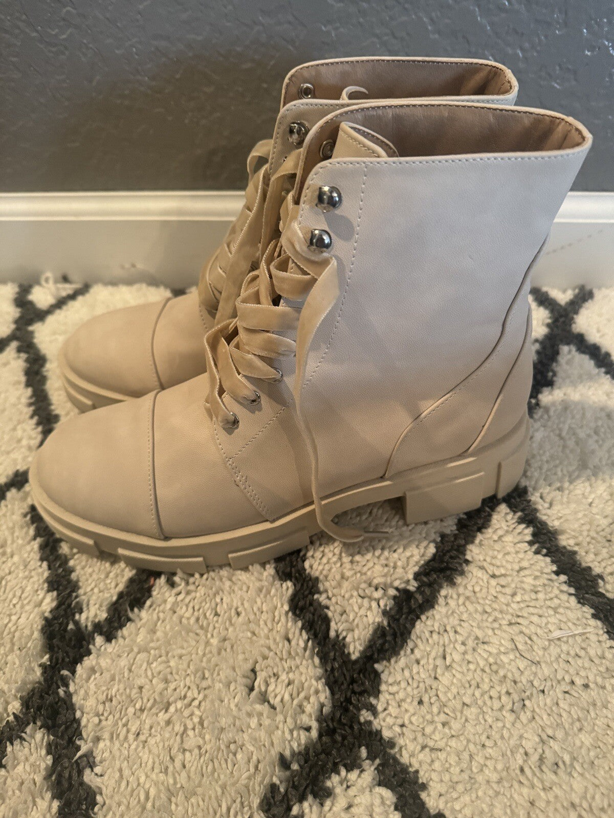 Shu Shop Zola Boots Size 7.5 Ivory Super Cute 