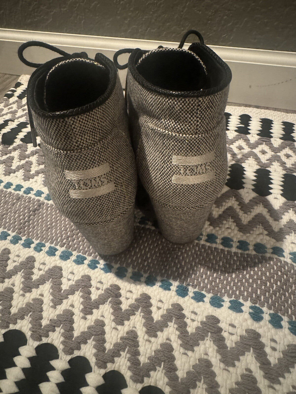 Toms Desert Wedge Black Gold Metallic Linen Booties Size 9 Excellent Condition