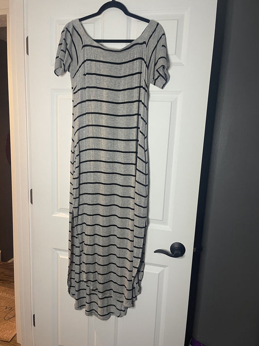 Venus short sleeve dress large gray black striped with pockets