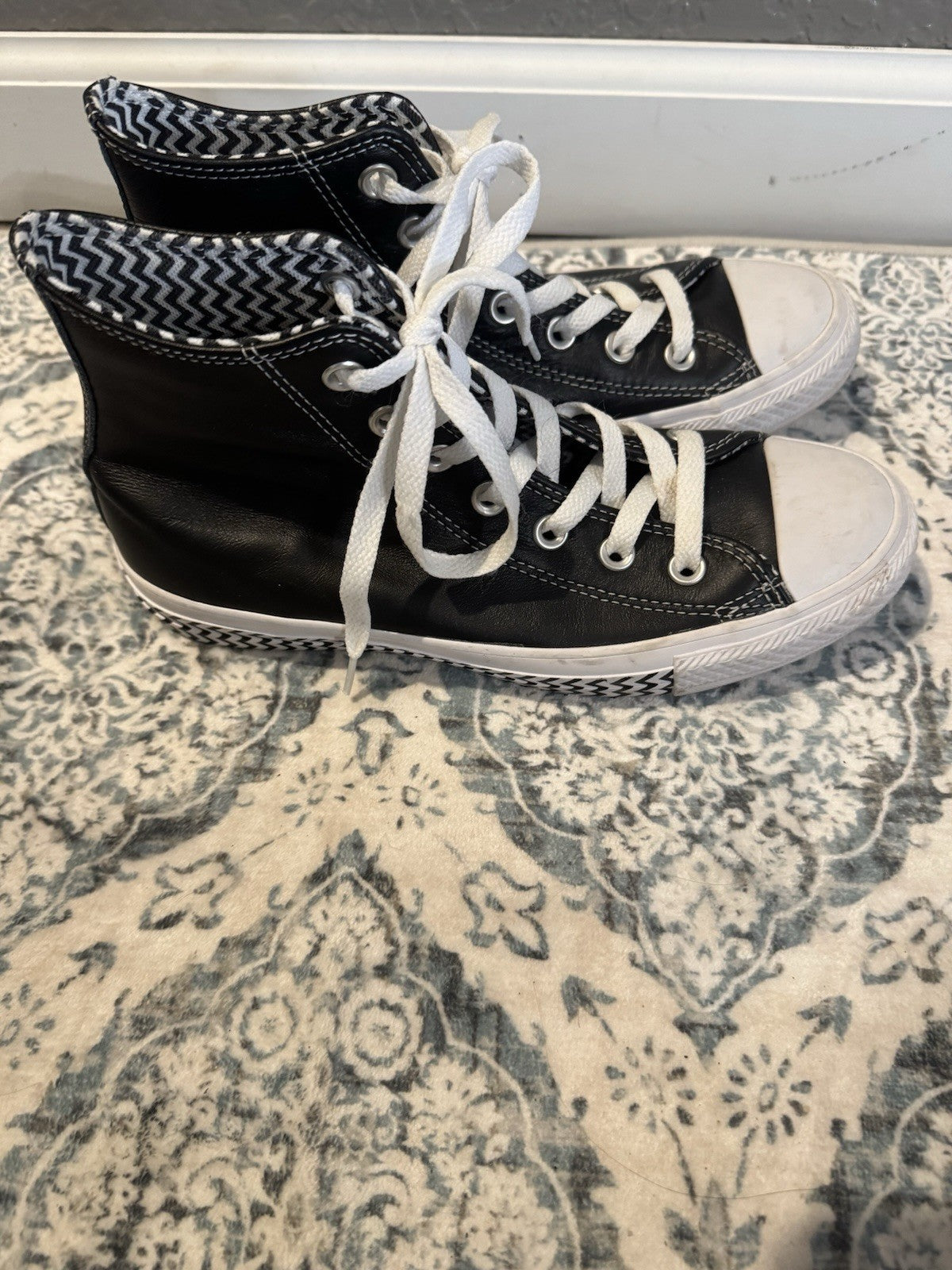 Converse High Tops Black Pleather W White Size 7 In Excellent Condition 