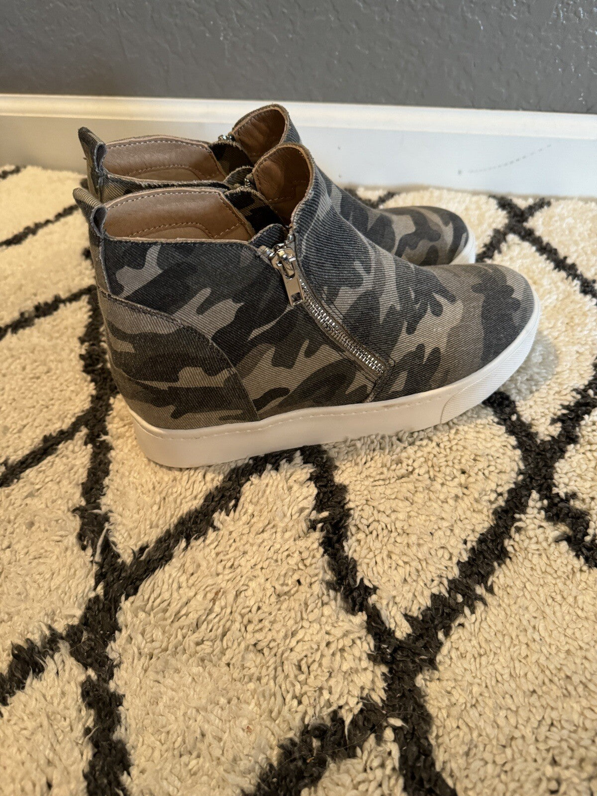 Soda Zip Up Loafers Size 8 Camo Print 