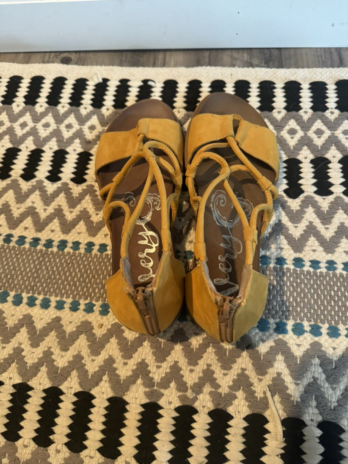 Very G Mustard Sandals Size 7 In Excellent Condition