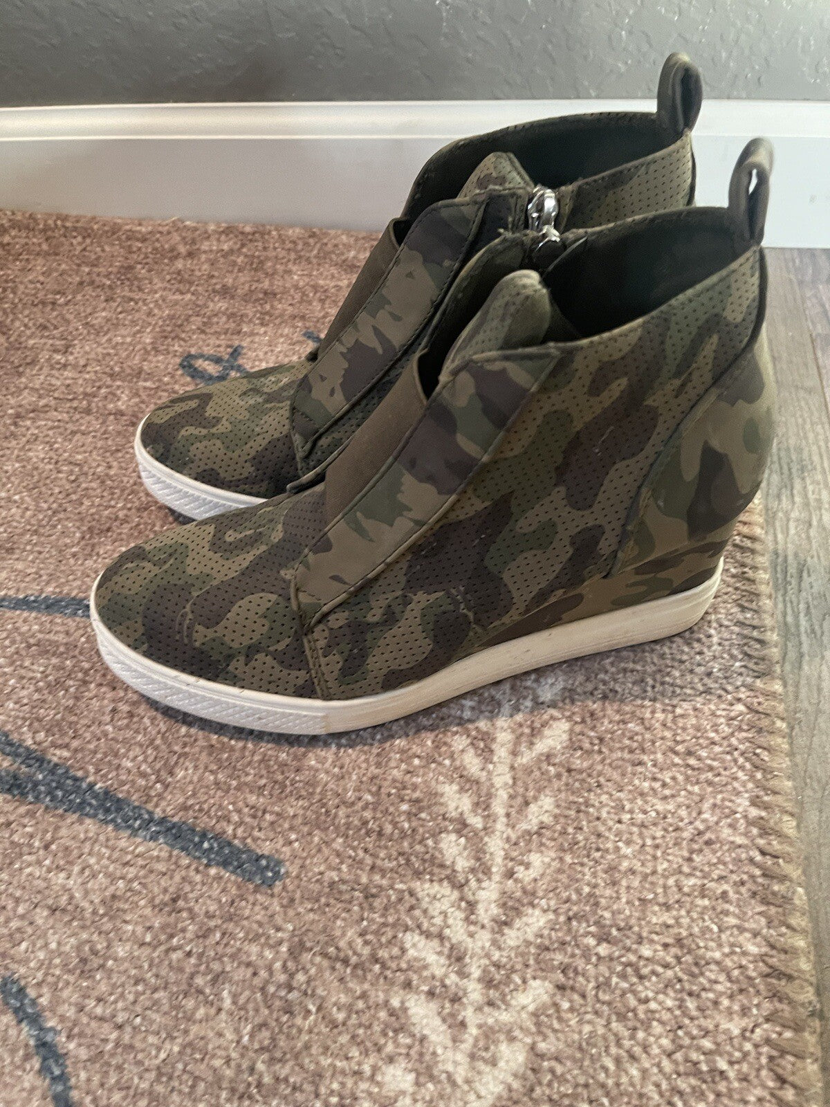 Ccoci size 8 1/2 camo shoes