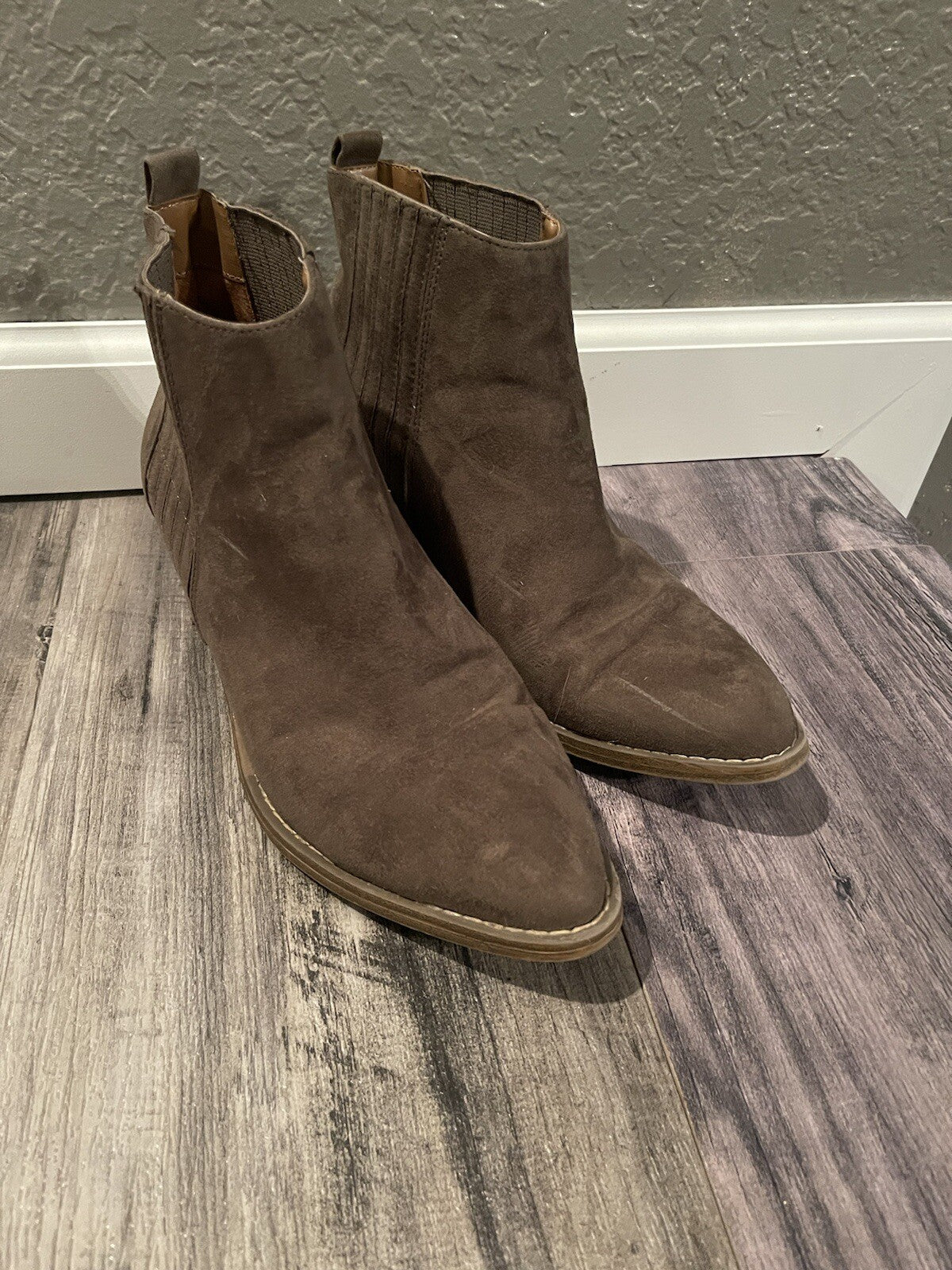 Universal thread brown booties size 8 