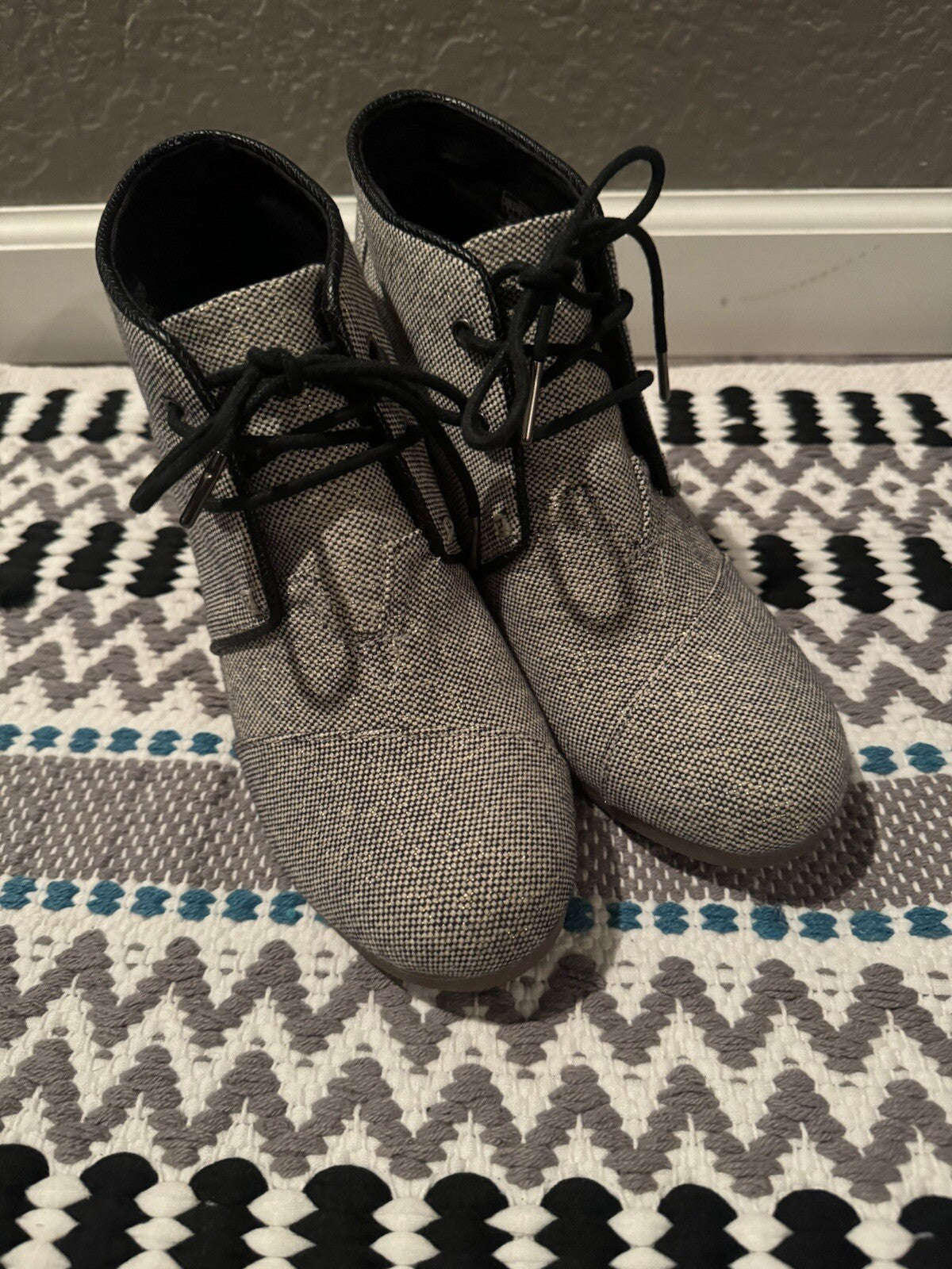 Toms Desert Wedge Black Gold Metallic Linen Booties Size 9 Excellent Condition