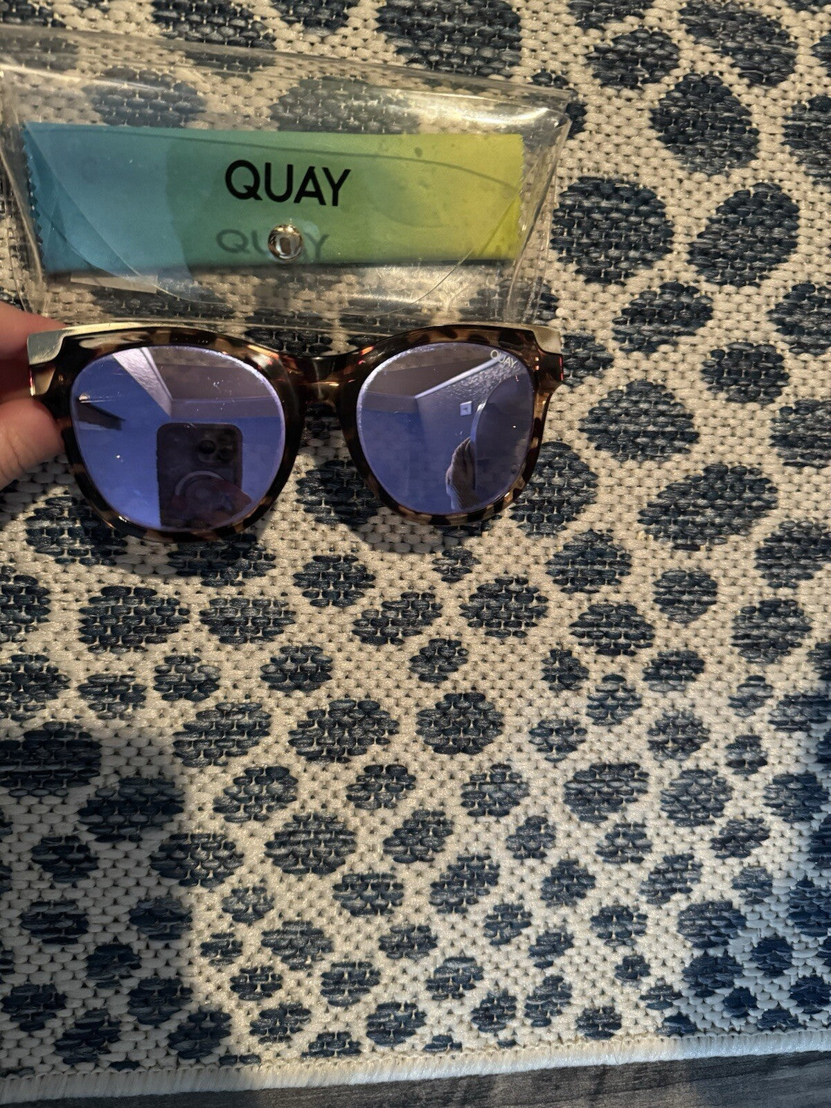 Quay Sunglasses Its My Way Gold W Case Some Imperfections