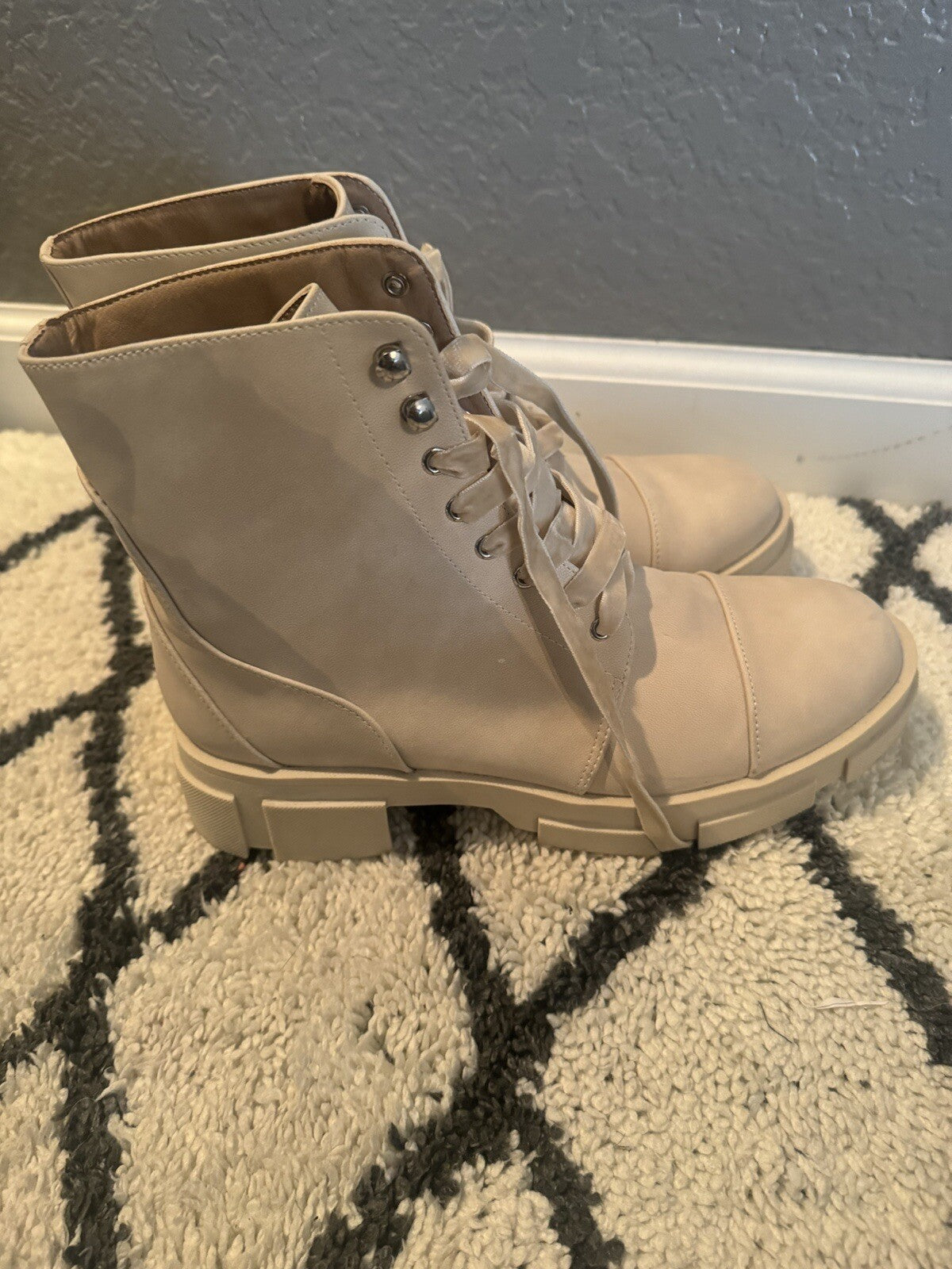 Shu Shop Zola Boots Size 7.5 Ivory Super Cute 