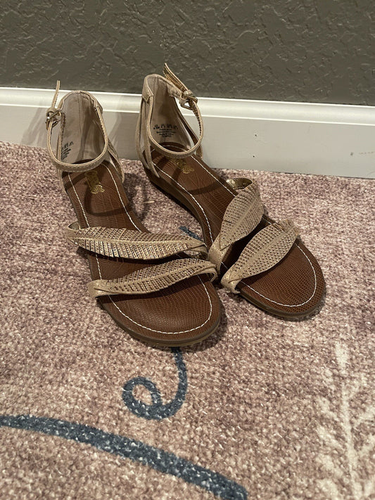 Carlos strappy sandals gold beaded 8.5 New