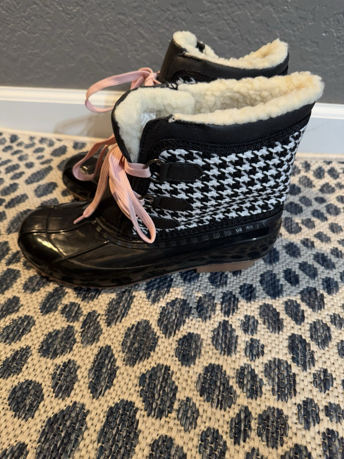 Shoedazzle Rain Boots Size 8 Black White Print Pink Laces Brand New 