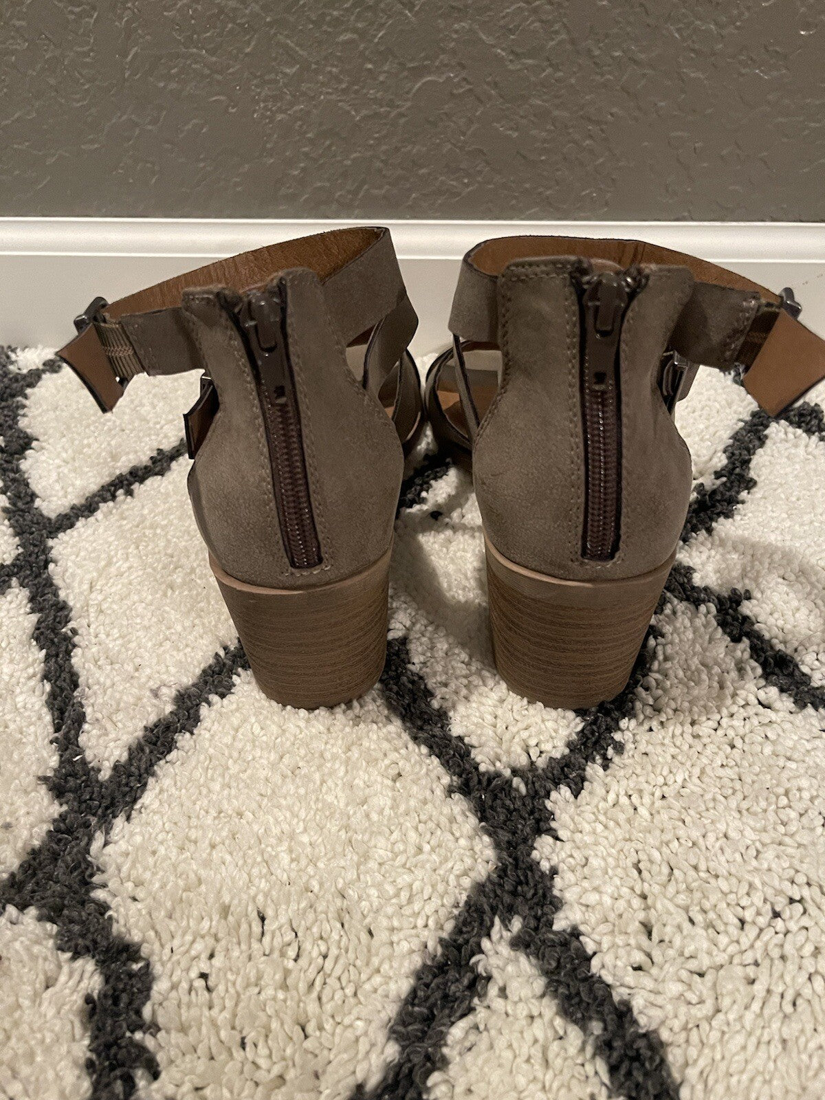 Jelly pop brown strappy sandals 8.5 