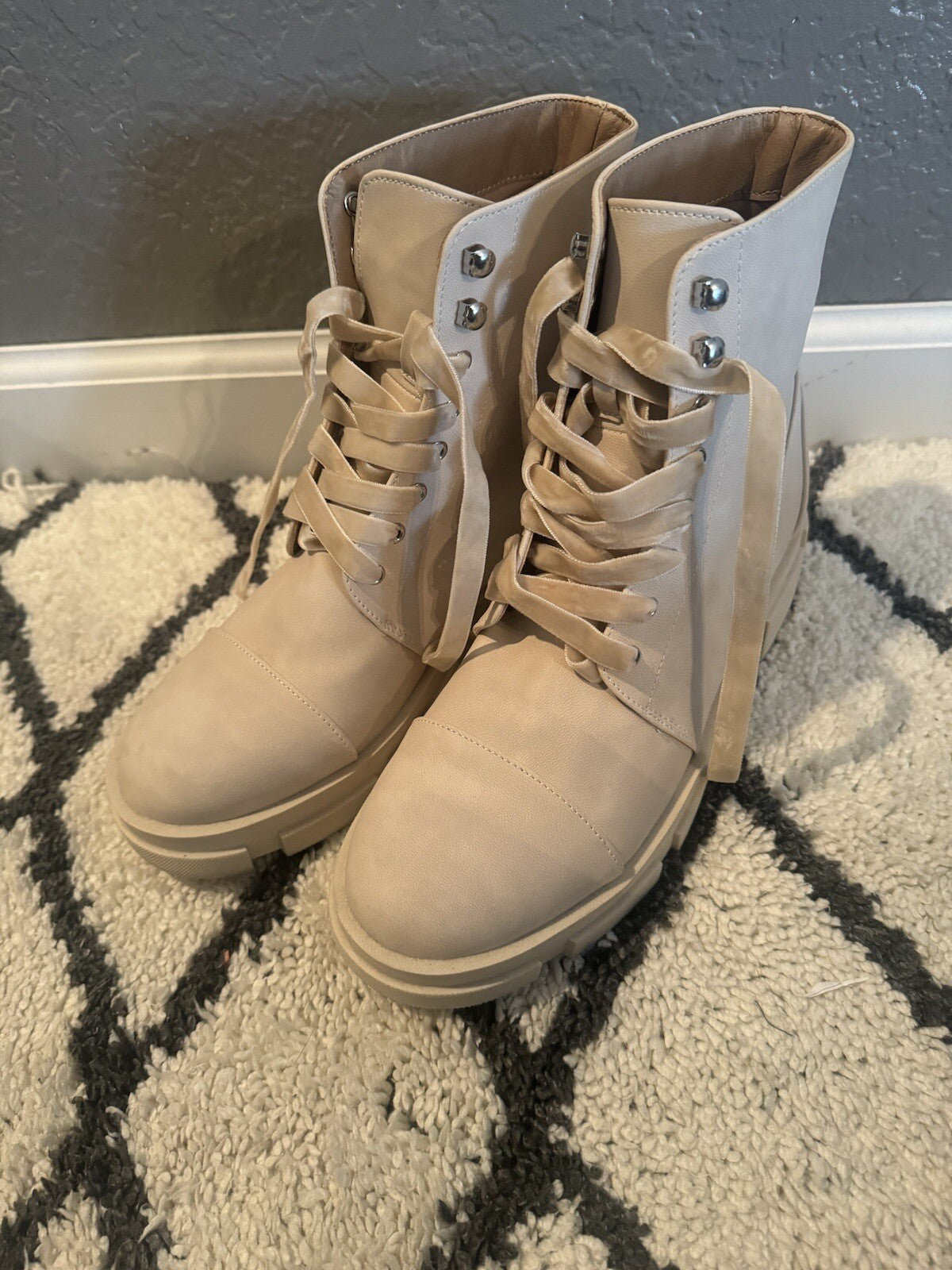 Shu Shop Zola Boots Size 7.5 Ivory Super Cute 