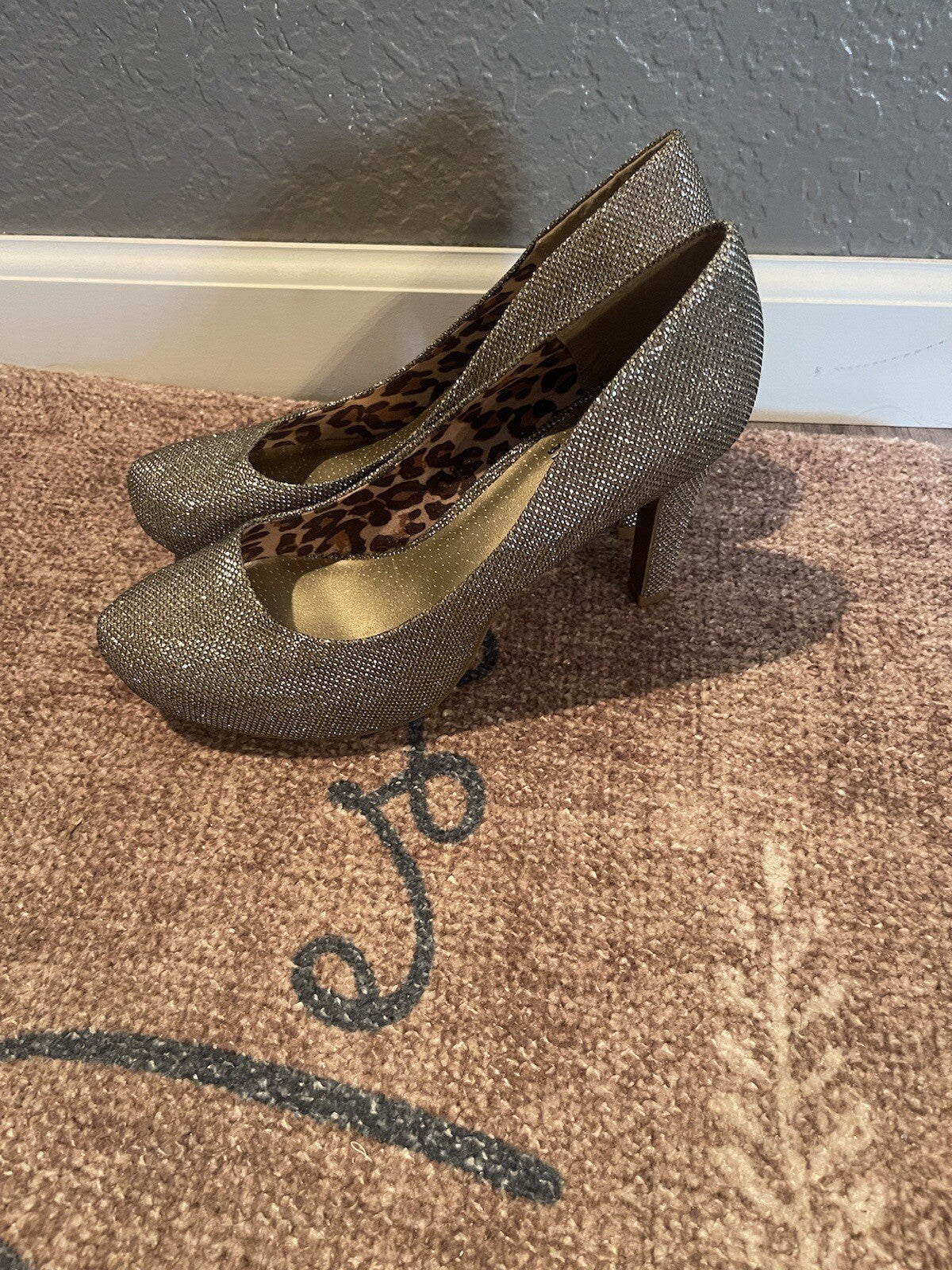 Guess pump heels size 8 silver sparkle new