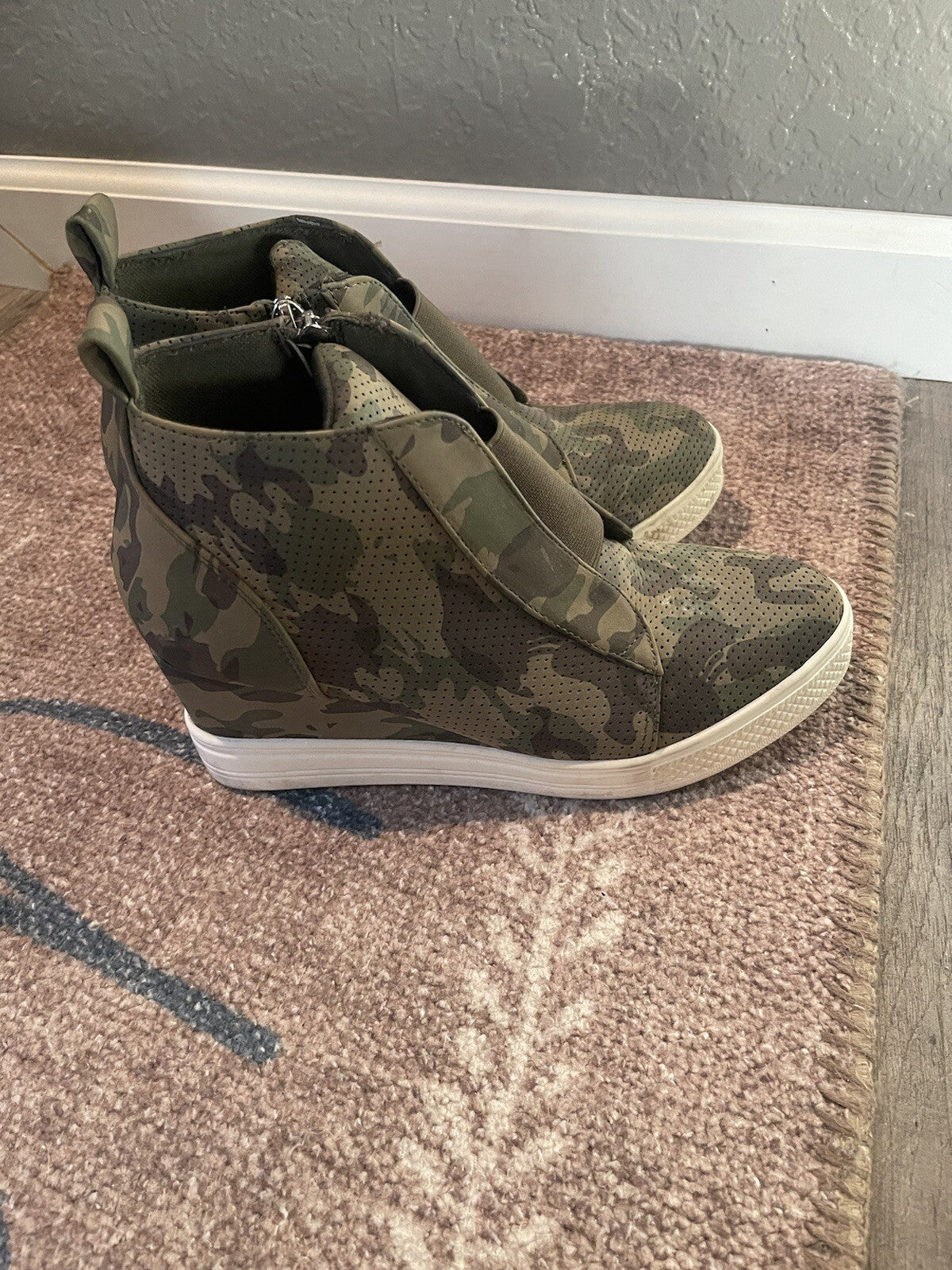 Ccoci size 8 1/2 camo shoes