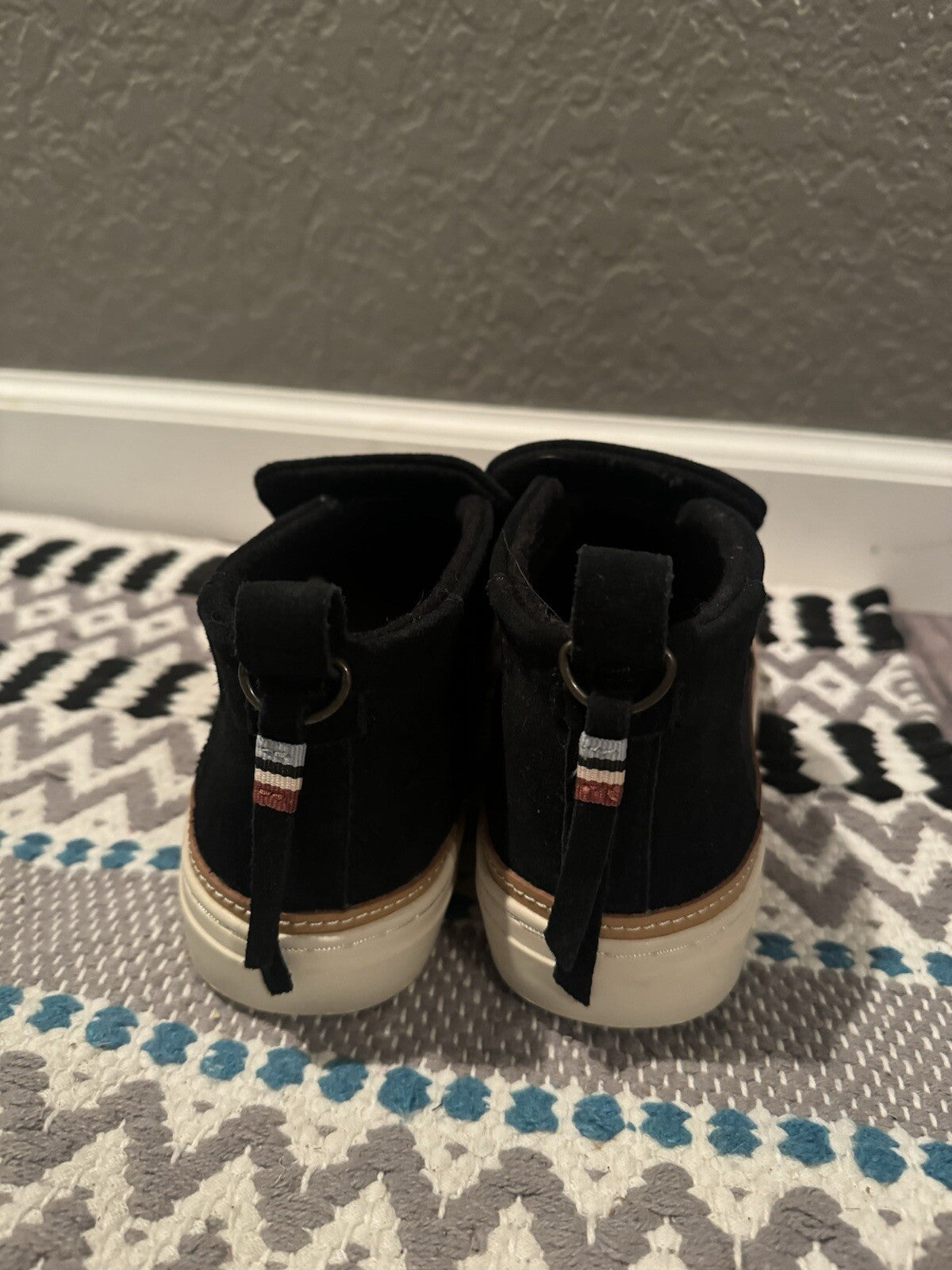 Tom’s Size 9 Loafers Black In Excellent Condition 