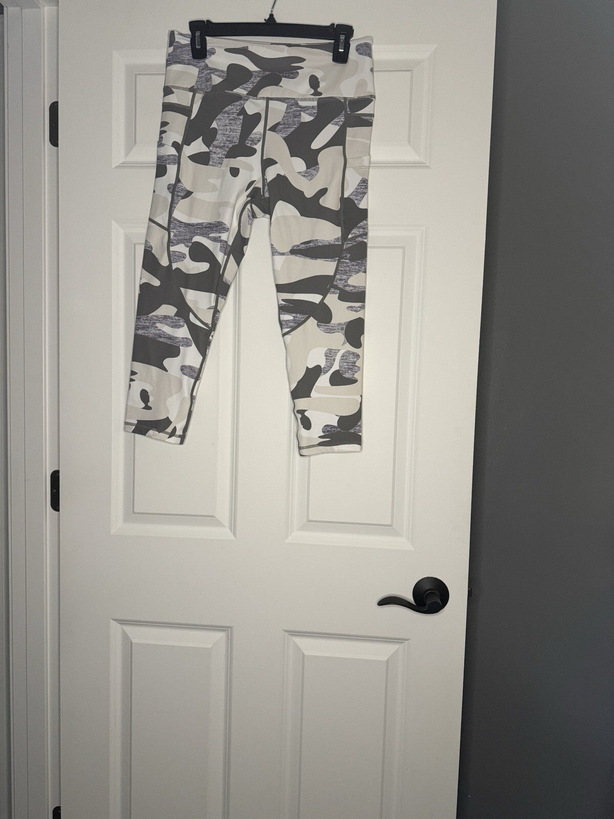 Zyia Active Cropped Camo Print Leggings Size 12 White Cream Gray Worn Once 