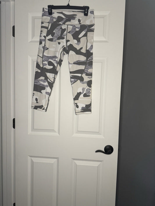 Zyia Active Cropped Camo Print Leggings Size 12 White Cream Gray Worn Once 
