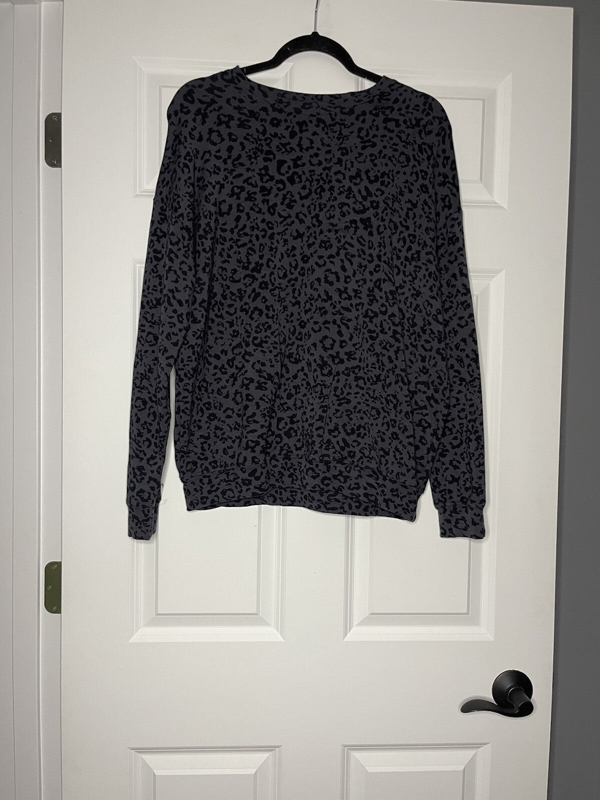 Athleta crew sweatshirt xs black dark gray animal print 