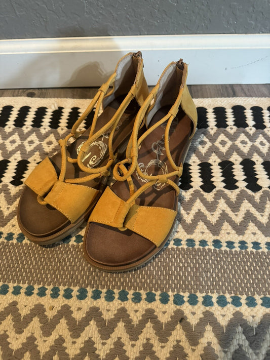Very G Mustard Sandals Size 7 In Excellent Condition