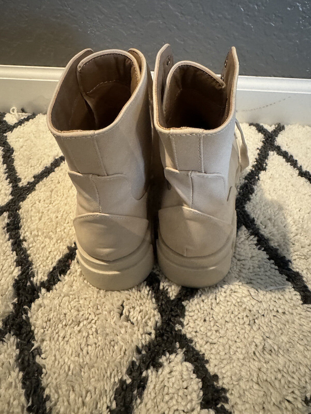 Shu Shop Zola Boots Size 7.5 Ivory Super Cute 