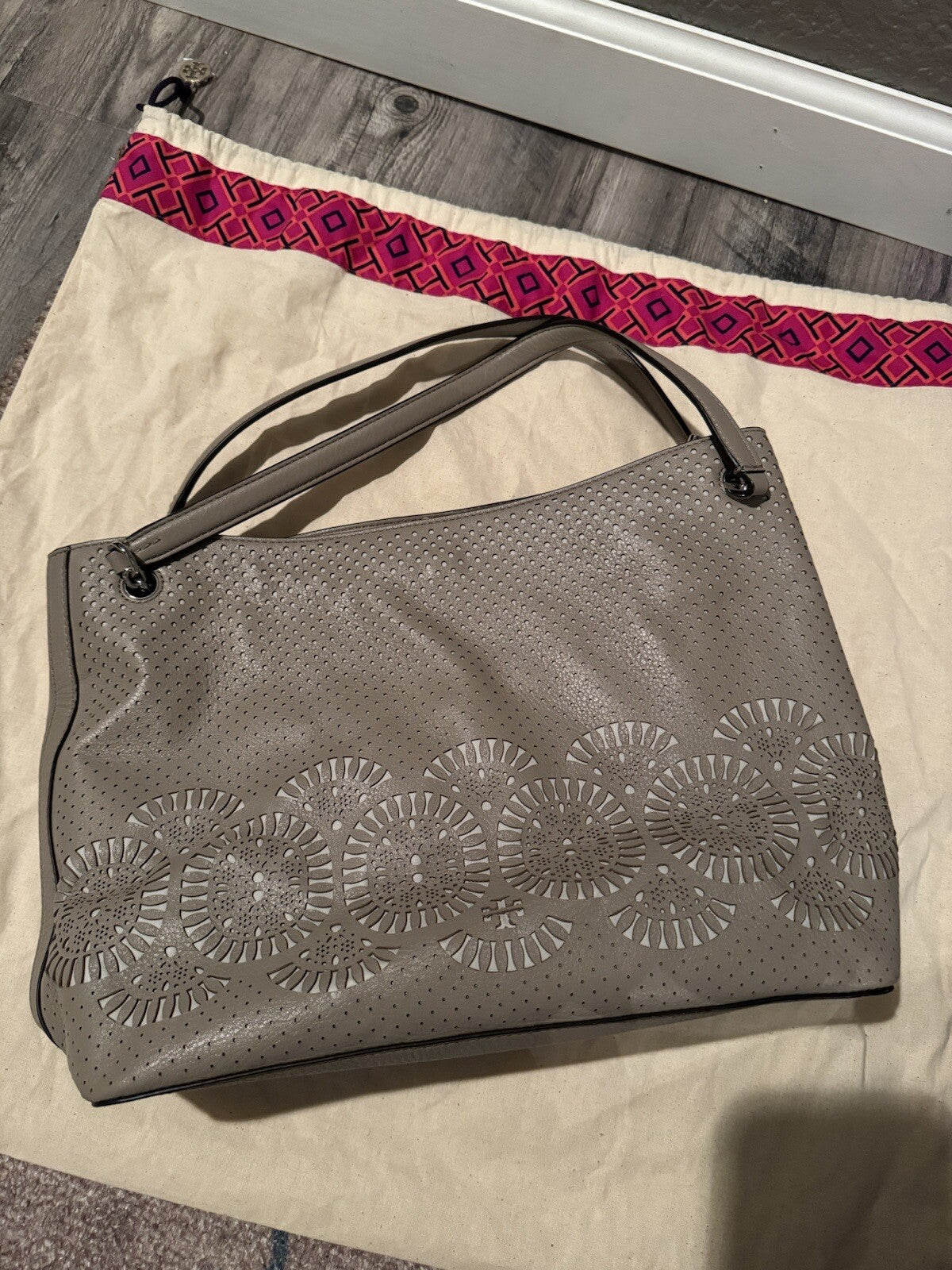 Tory Burch Taupe Shoulder Handbag Cutout Print In Excellent Condition 