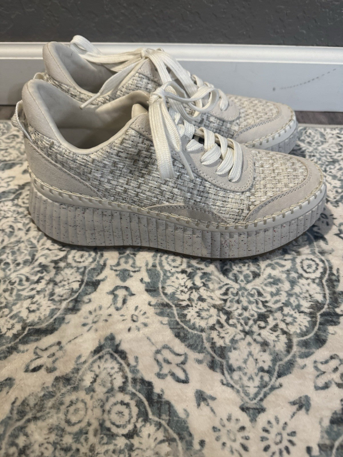 Universal Thread Sneakers White Gray Multicolor Bottom 7.5 In Great Condition 